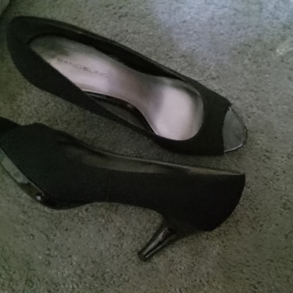 Open toad black shoe